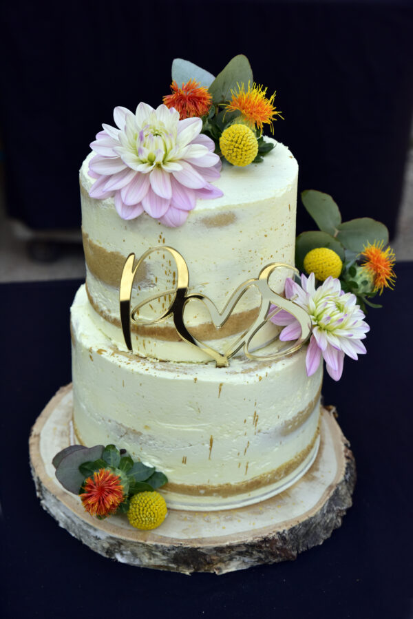 Naked Cake met bloemen, custom taarttopper en houten schijf