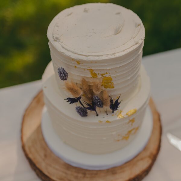 Glutenvrije bruidstaart met crème afwerking en droogbloemen