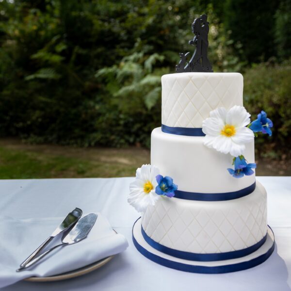 Glutenvrije bruidstaart met fondant en kunstbloemen