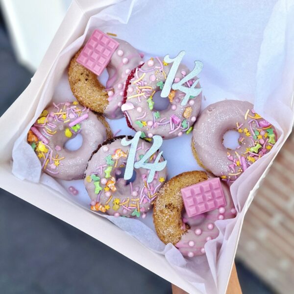 glutenvrije gedecoreerde donuts